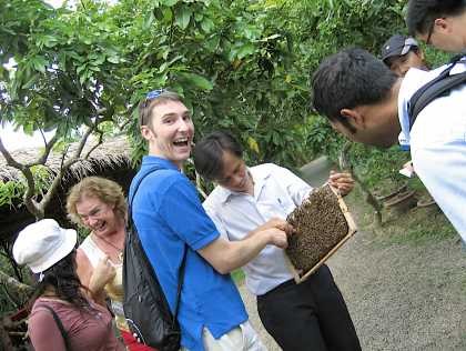 Trường Đại học Kinh tế Huế Tham quan vườn trái cây Nghe chương trình đờn ca 4