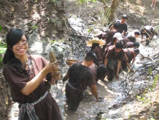 Trường Đại học Kinh tế Huế Tát mương bắt cá Trường Đại học Kinh tế 9