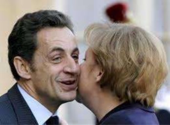 Hai nam giới quàng tay chéo nhau qua vai qua hông ôm chặt lấy nhau và dáp má hoặc 4