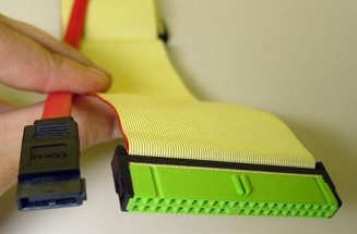 Hình 2 So sánh giữa cáp Serial ATA và cáp 80 dây được sử dụng bởi các thiết 2