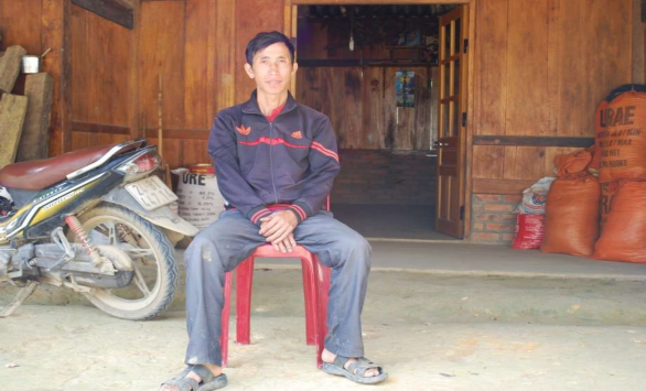 Một tín đồ thôn Lao Chải trả lời phỏng vấn của tác giả Ảnh tác giả 10