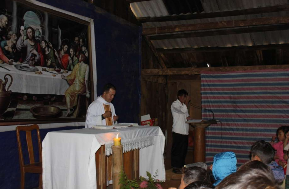 Bên trong ngôi nhà của tín đồ dùng làm nơi sinh hoạt tôn giáo tại Bản Mù 8