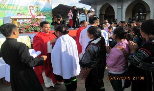 Tân tín đồ nhận áo trắng… …và nến sáng Ảnh tác giả chụp tại Nhà thờ 11