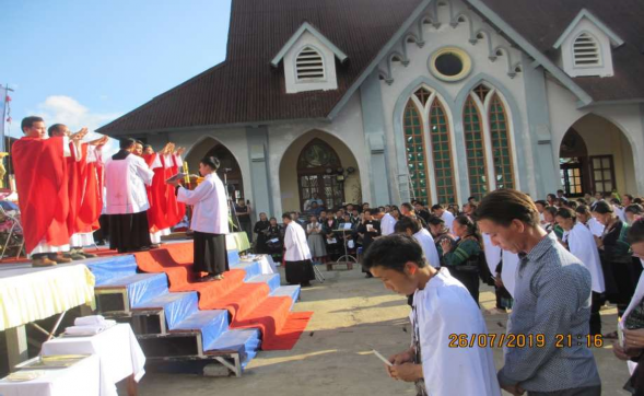 …và nến sáng Ảnh tác giả chụp tại Nhà thờ Hầu Thào tháng 7 2019 211 Một 12