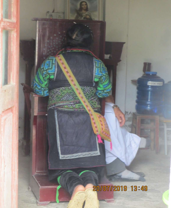 Một tín đồ đang xưng tội Ảnh tác giả chụp tại giáo họ Lao Chải tháng 7 13