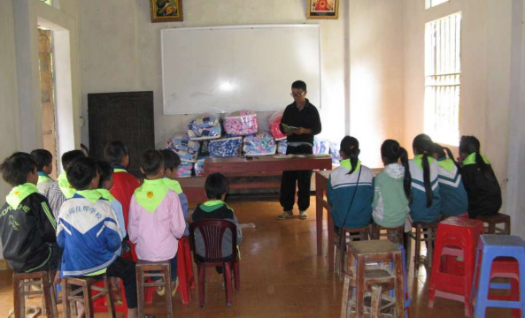 Giáo lý viên đang giảng Kinh thánh cho trẻ em Ảnh tác giả chụp tháng 7 2017 15