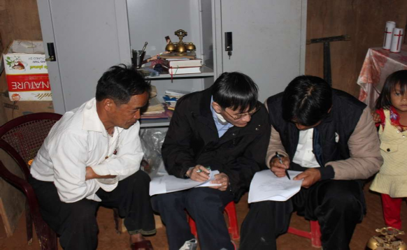 PGS TS Nguyễn Phú Lợi hướng dẫn tín đồ trả lời bảng hỏi Ảnh tác giả 2