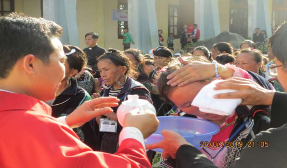 Linh mục thực hiện Bí tích Rửa tội cho người mới nhập đạo… … và Bí 9