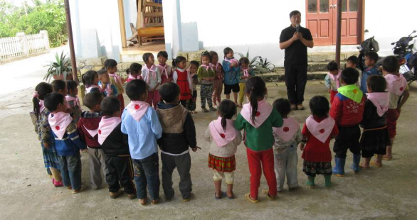 Linh mục Đa Minh Hoàng Thế Bằng đang giảng giáo lý cho lớp Chiên non Ảnh chụp 2