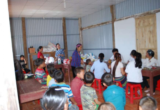 Giáo dân đến khám và nhận thuốc Ảnh chụp tại Giáo họ Lý Lao Chải tháng 8 4