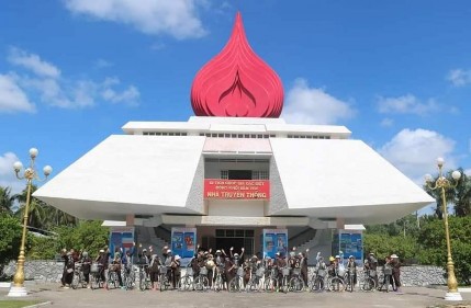 Ảnh 18 Sinh viên trong chuyến du khảo về Nhà truyền thống Đồng Khởi Nguồn Cty 17