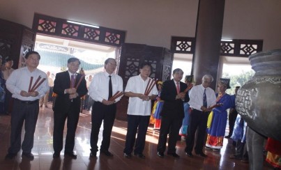 Ảnh 4 Lãnh đạo tỉnh Bến Tre dâng hương nhân ngày sinh nhà thơ yêu nước 4