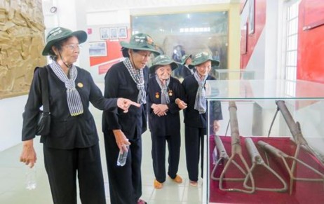 Ảnh 22 Đoàn đại biểu Đội quân Tóc dài về nguồn tại Di tích quốc gia đặc 4