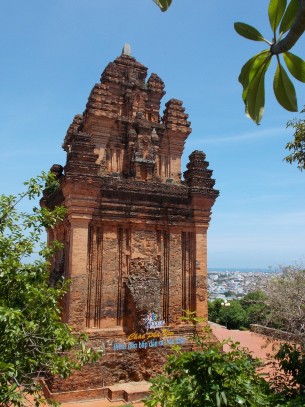 Tháp Nhạn Sông Đà Rằng nhìn từ núi Nhạn Nhà thờ Mằng Lăng Di tích đường 1