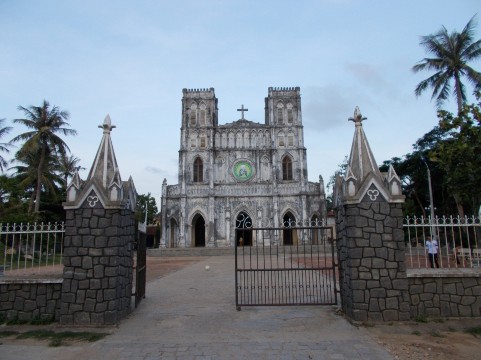 Nhà thờ Mằng Lăng Di tích đường mòn Hồ Chí Minh trên biển Bãi Môn – Mũi 3