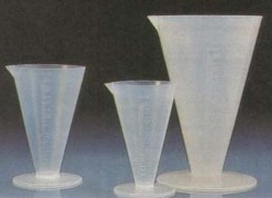 H×nh 7 Cốc có chân dùng trong định mức H×nh 8 Các loại bình định mức để pha 7