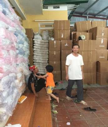 Ảnh 2 8 Tập kết sản phẩm dệt tại kho Ảnh 2 9 Nơi xuất nguyên liệu tại làng 10
