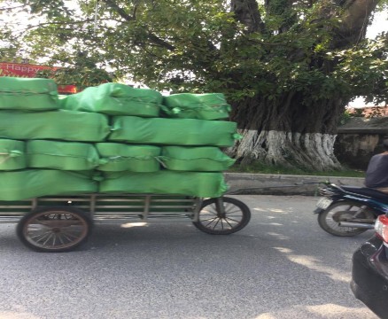 Ảnh 2 13 Vận chuyển sợi bằng xe lôi Ảnh 2 14 Vận chuyển sản phẩm đi tiêu 14