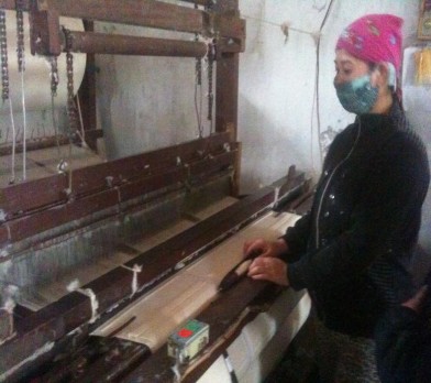 Ảnh 2 3 Mặt trước của máy dệt công nghiệp Ảnh 2 4 Công đoạn in hoa thủ công 3