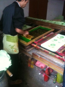 Ảnh 2 4 Công đoạn in hoa thủ công cho sản phẩm Ảnh 2 5 Kiểm tra đóng gói sản 4