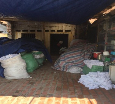 Ảnh 2 8 Tập kết nguyên liệu dệt tại sân Ảnh 2 7 Tập kết sản phẩm dệt 8