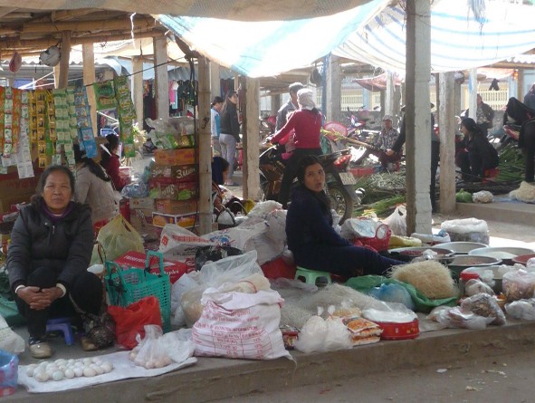 Ảnh 6 3 Hoạt động buôn bán tại chợ làng Phương La Ảnh 6 4 Tranh thủ nghỉ 2