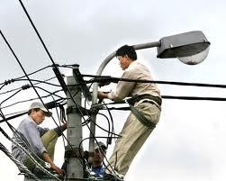 Hình 3 7 Công nhân lắp đèn chiếu sáng đô thị 2 3 Đấu nối đường dây cấp 12