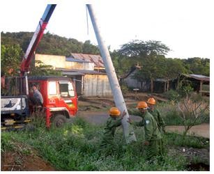 Hình 3 2 Dựng cột bằng cần cẩu Khi cột đã vào vị trí ta tiến hành điều 5