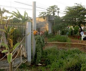 Hình 3 3 Chỉnh cột thẳng đứng 2 2 Lắp đặt các chao đèn Để sử dụng cho 6