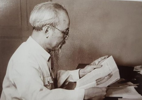 Ảnh 2 3 Hình ảnh Bác Hồ đọc báo Hànộimới và bút tích của Bác trên báo 3