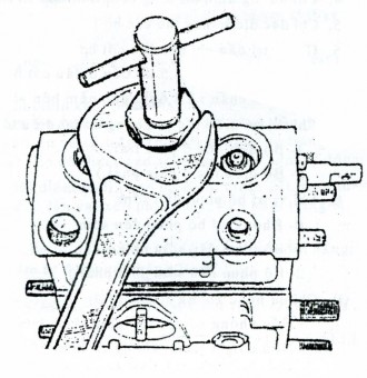 Hình 4 8 Cảo bệ van cao áp PE Tháo các vít kềm xi lanh bơm lưu ý có đệm kín 1