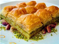Baklava là món bánh ngọt phổ biến tại đây bên cạnh đó có món bánh mì tsoureki 11