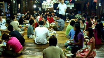 cũng kèm theo cỗ bàn ăn uống Đây chính là một dịp để mọi thành viên trong 1