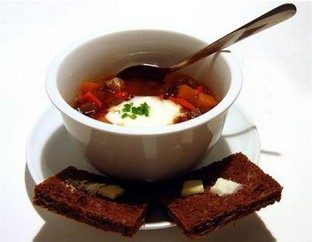 Người Nga rất hay ăn súp Súp bắp cải ăn với bánh kem chua vốn là món ăn chính 3