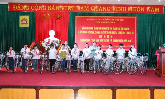Đồng chí Lê Quang Tiến Tỉnh ủy viên Phó Bí thư Thành ủy Chủ tịch UBND thành 10