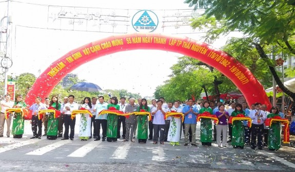 Ban Tổ chức trao giấy chứng nhận tham gia Triển lãm Thi sinh vật cảnh TPTN năm 5