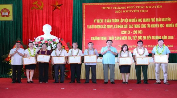 Trao Giấy khen cho các tập thể đã có nhiều đóng góp trong công tác Khuyến học 9