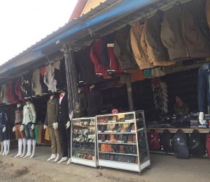 Hình 7 8 9 10 11 12 Cửa hàng và hàng hóa của người Việt tại chợ Luang Prabang 11