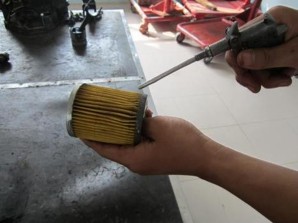 Hình 4 2 2 Lắp bình lọc Lắp lõi lọc vào bình lọc Hình 4 2 3a Dùng clê siết 7