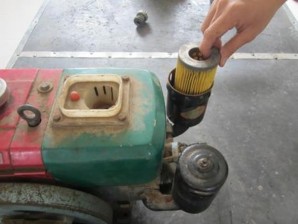 Lắp bình lọc Lắp lõi lọc vào bình lọc Hình 4 2 3a Dùng clê siết chặt đai ốc 8