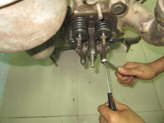 Dùng clê nới ốc hãm dùng tuốcnơvít vặn vít điều chỉnh của xupáp nạp đến 1