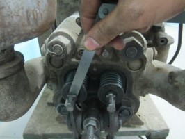 Hình 4 3 3 Hình 4 4 1 4 4 2 Điều chỉnh xupáp xả Dùng clê nới ốc hãm dùng 2