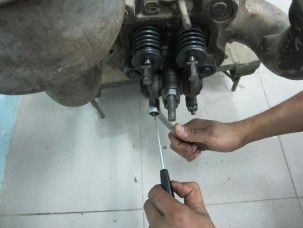 Hình 4 4 2 4 4 3 Lắp nắp đậy xupáp Dùng clê siết chặt đai ốc bắt nắp xupáp 3