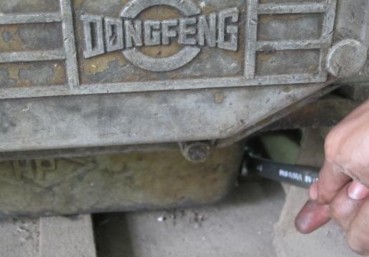 Hình 3 2 1 Thay dầu Rút thước thăm dầu rồi đỏ dầu vào các te đến mức quy 2