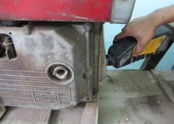 Hình 3 2 2 Kiểm tra mức dầu Cắm thước thăm vào rồi lấy thước ra quan sát 3