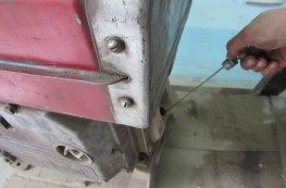 Hình 3 2 3a Hình 3 2 3b Làm sạch lọc dầu Tháo rời lọc dầu Dùng clê choòng tháo 4