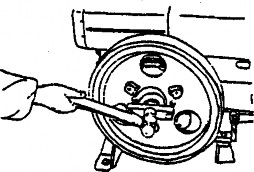 Dùng búa đóng vào vam để bánh đà bật ra khỏi đầu trục khuỷu Dùng tuýp 11