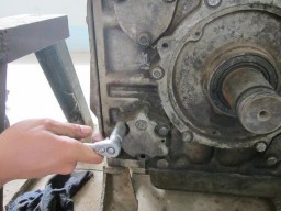 Dùng tuýp khẩu tháo bu lông bắt bơm dầu với thân động cơ Thứ tự tháo rời 12