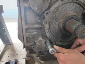 4 3 Sửa chữa Bơm dầu Cung cấp dầu liên tục có áp suất cao đến các bề mặt 17