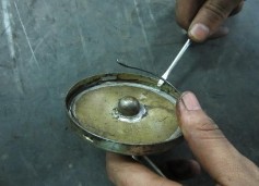 Hình 3 3 3c Lắp lọc dầu vào động cơ chú ý lựa đúng chiều Dùng clê choòng 6